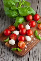 Cherry tomatoes with mozzarella