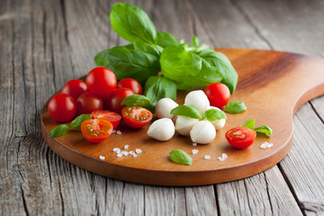 Cherry tomatoes with mozzarella