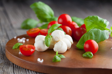 Cherry tomatoes with mozzarella