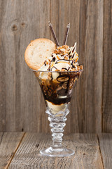 Nuss-Eisbecher auf Holzhintergrund