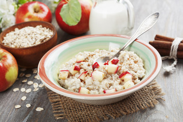 Porridge with cinnamon and caramelized apples