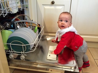 neugieriges Baby in Küche