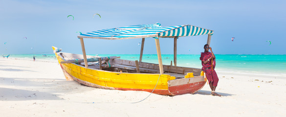 Plage de sable tropicale blanche à Zanzibar.