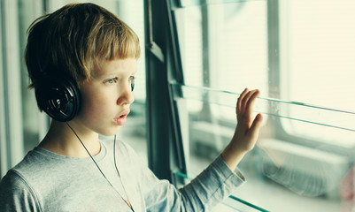boy with headphones - obrazy, fototapety, plakaty