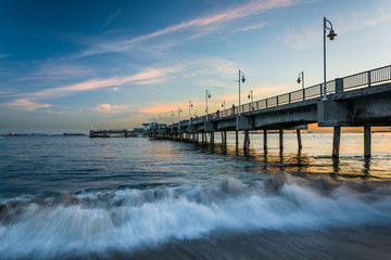 Obraz premium The Belmont Pier at sunset, in Long Beach, California.