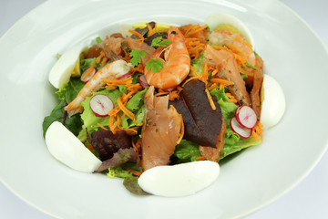 salade composée au saumon fumé et crevettes