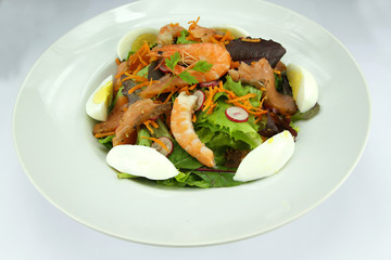 salade composée au saumon fumé et crevettes
