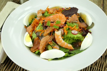 salade composée au saumon fumé et crevettes