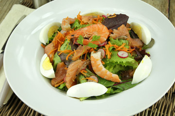 salade composée au saumon fumé et crevettes