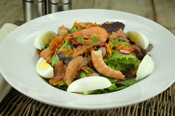 salade composée au saumon fumé et crevettes