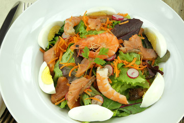 salade composée au saumon fumé et crevettes