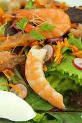 salade composée au saumon fumé et crevettes
