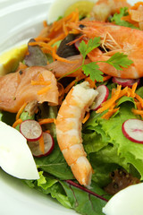 salade composée au saumon fumé et crevettes