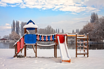 parco giochi coperto di neve