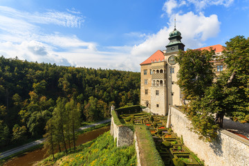 Fototapeta na wymiar Beautiful Pieskowa Skala castle in Ojcow National Park, Poland