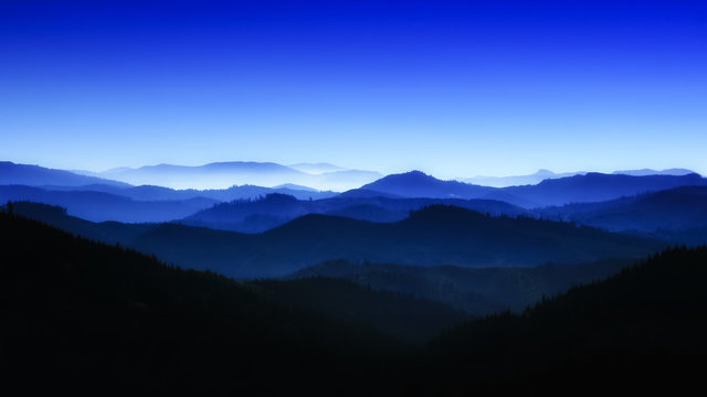 USA, Oregon, View of blue mountains