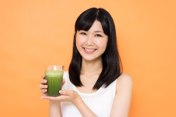 スムージーを飲む女性