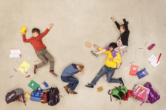 School kids fight each other