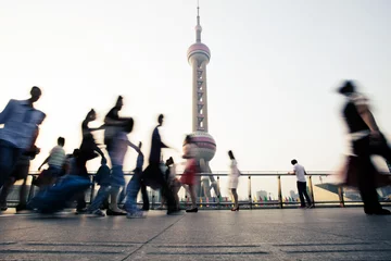 Schilderijen op glas landmark en wandelende mensen in Shanghai. © zhu difeng
