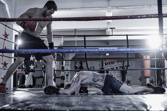 Boxer knocking out his opponent
