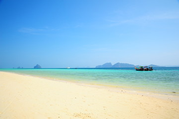 Fototapeta na wymiar White Sand Beach on Paradise Island