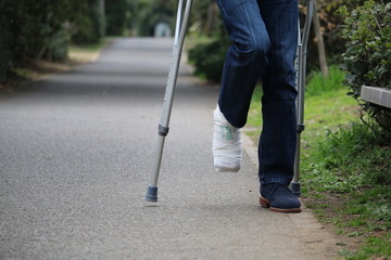松葉杖で移動する人