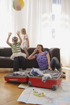 Germany, Leipzig, Mother and Children - at home, boy playing with beachball