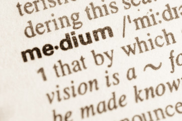 Obraz premium Dictionary definition of word medium
