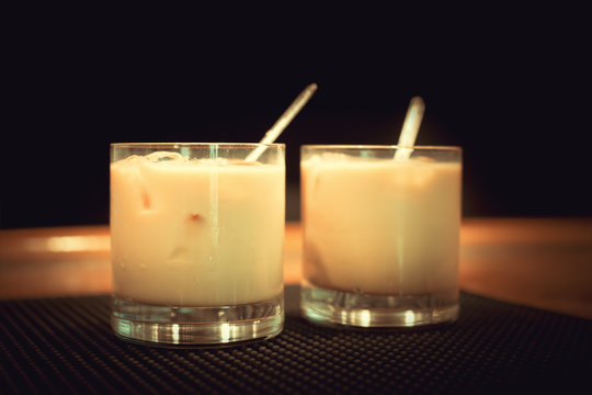 Preparation of white russian cocktails