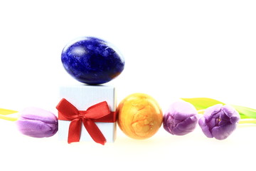 Ostereier mit Geschenk isoliert