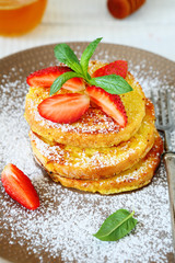 French toast with strawberries and icing sugar