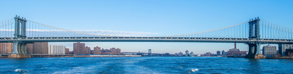 Naklejka premium Manhattan most na letnim dniu