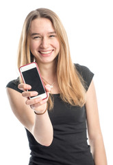 Teenager zeigt ein Handy
