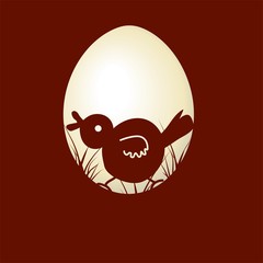 Küken läuft durchs Gras - Osterei - roter Hintergrund