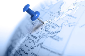 Naklejka premium Location North Korea. Blue pin on the map.