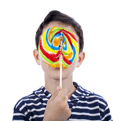 Niño tapándose la cara con piruleta