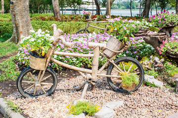 Fototapeta na wymiar Flowers outdoor Gardening ideas with wooden bike.