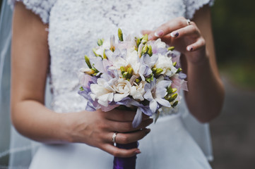 Bunch of flowers in hands of the bride 2048.