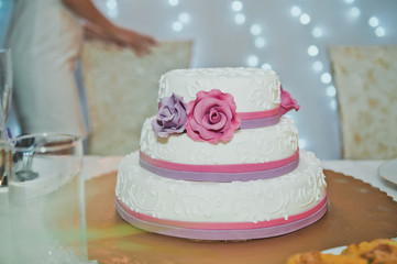 Obraz na płótnie Canvas Wedding cake with roses 2064.