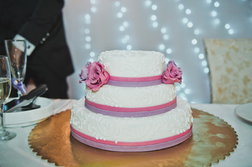 Wedding cake with roses 2067.