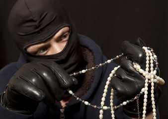 Thief with a pearl necklace