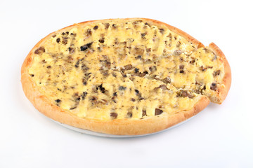 Пицца с грибами и картофелем на белом фоне