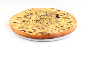 Пицца грибная с картофелем на белом фоне