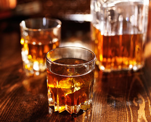 whisky in glas met karaf op achtergrond