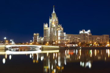 Obraz premium High-rise building in Moscow at night