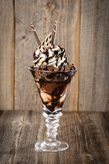 Schokoladen-Eisbecher auf Holzhintergrund