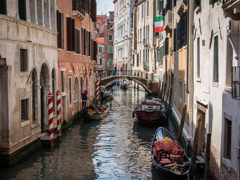Canal vénitien à Venise avec drapeau italien