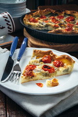 Quiche with soft cheese, artichokes and cherry tomatoes