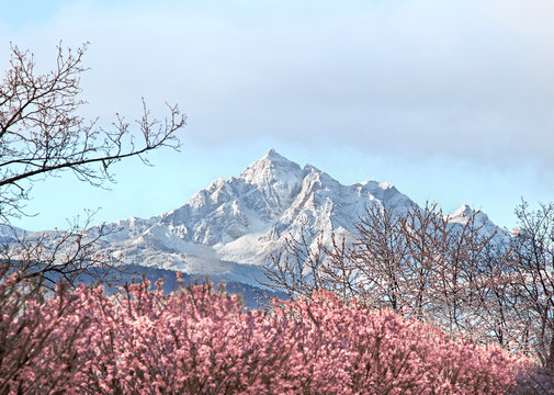 Schneebedeckter Berg im Fr&uuml;hling
