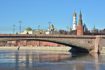 Fototapeta na wymiar Moskvoretsky bridge in front of the Moscow Kremlin.
